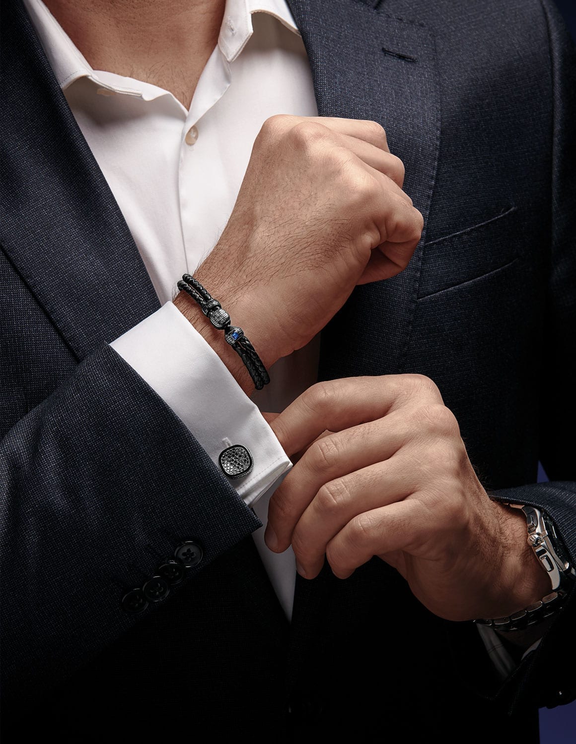 Mann im Anzug mit MAGIOR Armband und Manschettenknopf