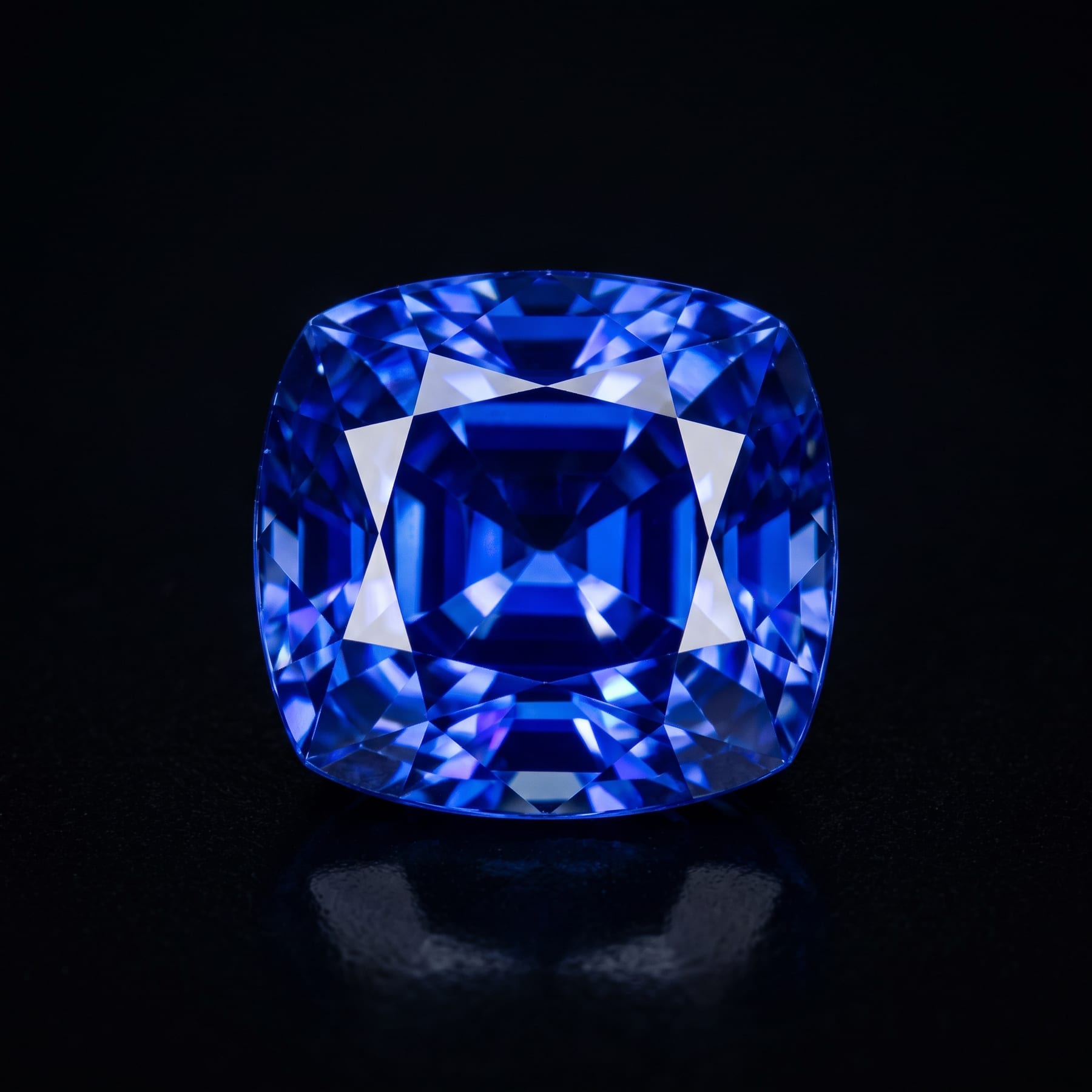 Blauer Saphir im Kissenschliff auf schwarzem Grund