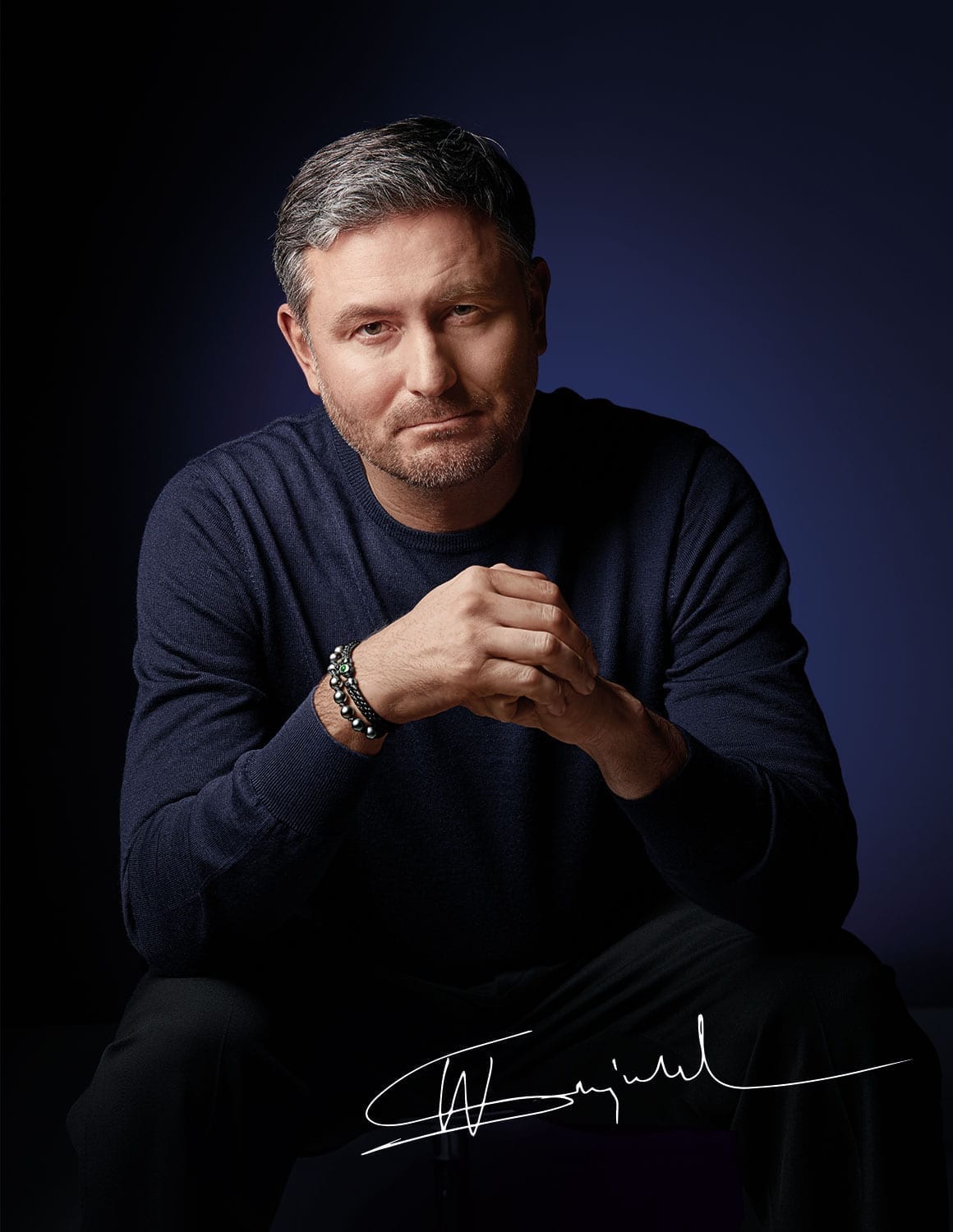Porträt von Wladimir Sujundukow, Gründer und Designer von MAGIOR, mit eigenem Armband